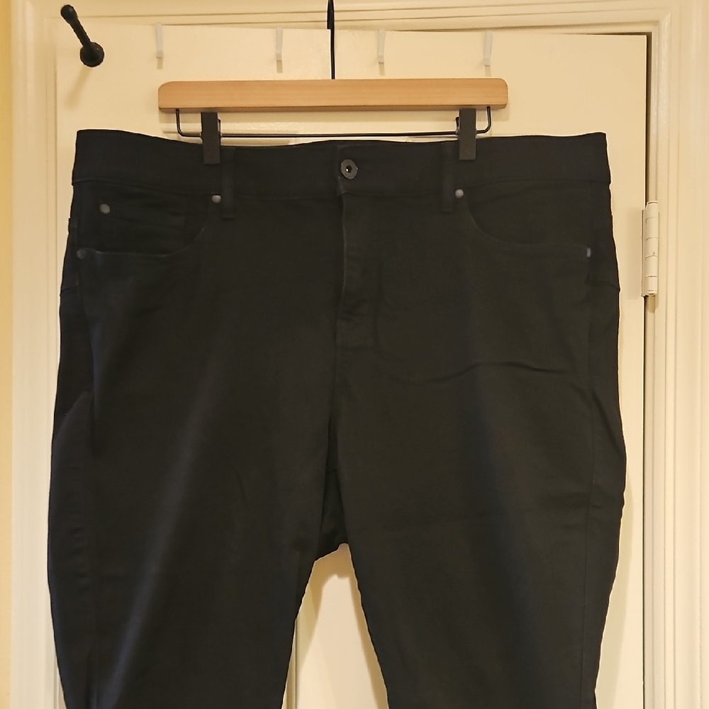 Torrid Black Ankle Cropped Jeans with Straight-Leg Design - Picture 3 of 12